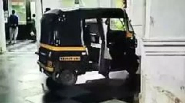 मीरा रोड - नशे में धुत ड्राइवर ने मीरा रोड स्टेशन के अंदर ऑटोरिक्शा किया पार्क